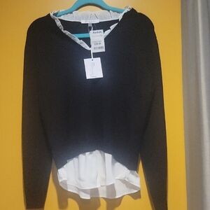 Sioni Elegant Black and White V-Neck Sweater